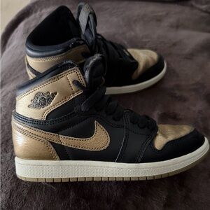 Nike Jordan 1 Retro High OG PS Boys Size 2Y Black/Gold
